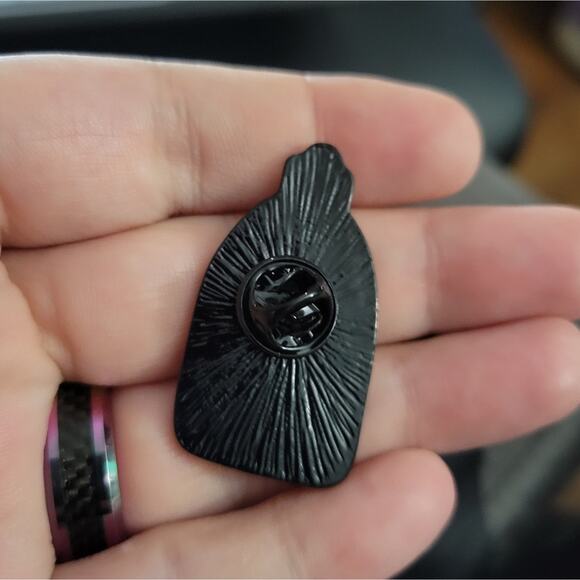 Bullsh*t remover detergent bottle lapel pin - Picture 3 of 3